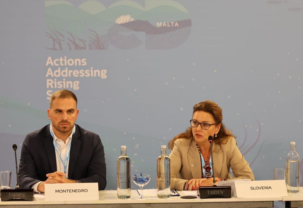 Državna sekretarka v kabinetu predsednika vlade Maša Kociper sedi ob črnogorskem kolegu na Ministrski konferenci MED o naraščanju gladine morja