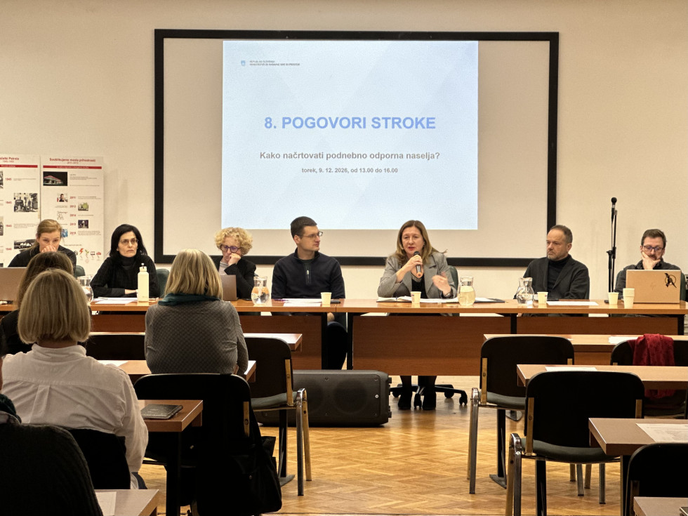 Nataša Bratina in ostali govorci v dvorani Razprava je pokazala, da je za urejanje in načrtovanje podnebno odpornih naselij ključnega pomena kontinuirano sodelovanje stroke, lokalnih skupnosti in politike.