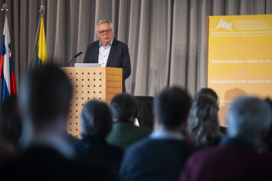 Minister Jože Novak na odru za govornico v uvodnem nagovoru na posvetu
