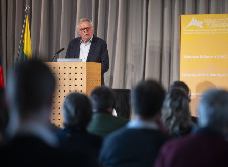 Minister Jože Novak na odru za govornico v uvodnem nagovoru na posvetu