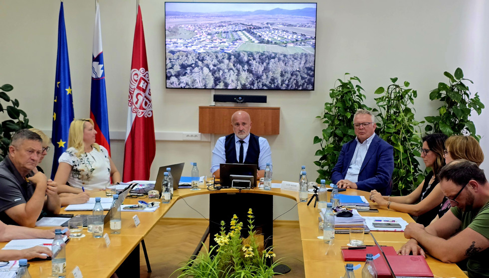 Minister in občinski svetniki sedijo za mizo