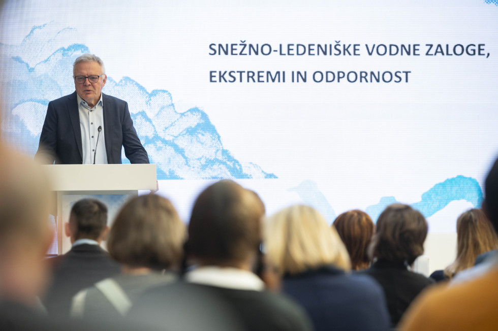 Minister Jože Novak stoji za govornico, pred njim publika na dogodku Dan voda 2025