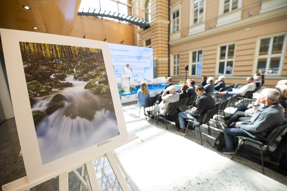 Brezčasna voda: razstava umetniških fotografij na temo vodá