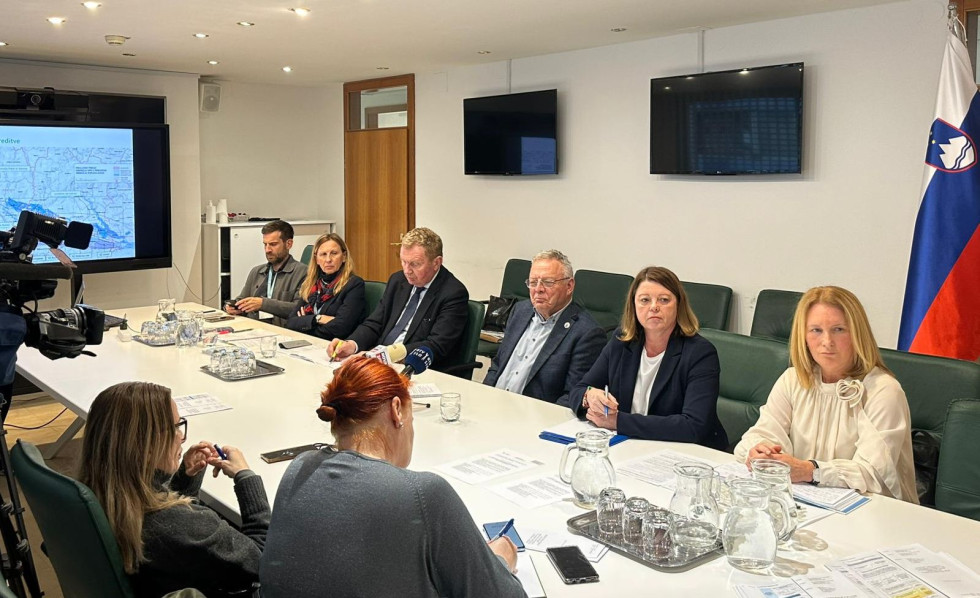 Minister Jože Novak, državni sekretar mag Miran Gajšek, predstavniki ministrstva, DRSV in izdelovalca DPN Spodnja Savinjska dolina sedijo na novinarski konferenci pred predstaviki medijev