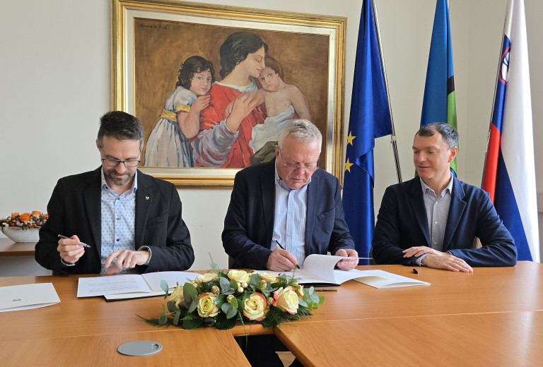 Minister Novak na vladnem obisku v Zasavju o projektih za večjo varnost in oskrbovanje s pitno vodo