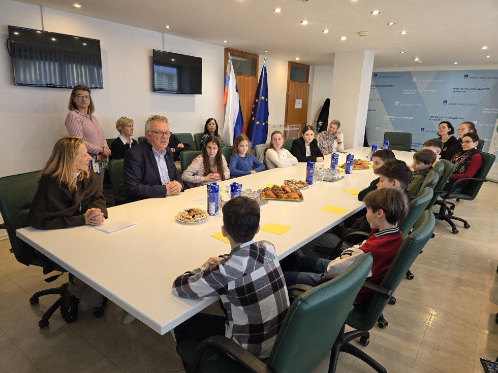 Fotografija zmagovalcev natečaja v pogovoru z ministrom Novakom na ministrstvu za naravne vire in prostor