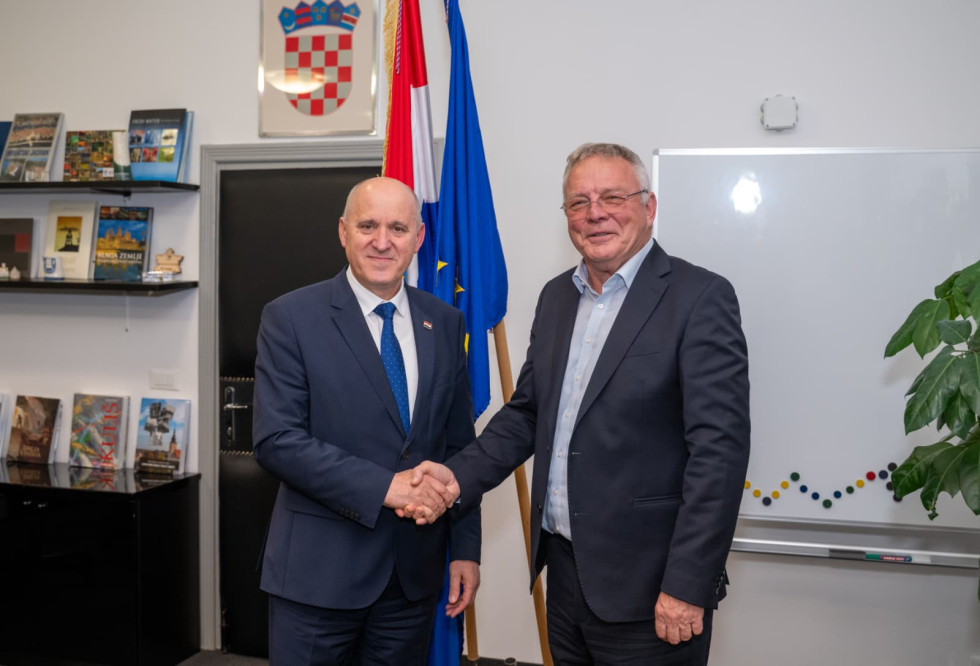 Minister za naravne vire in prostor Jože Novak se je včeraj v Zagrebu srečal s podpredsednikom Vlade Republike Hrvaške in ministrom za prostorsko ureditev, graditev in državno premoženje Brankom Bačićem.