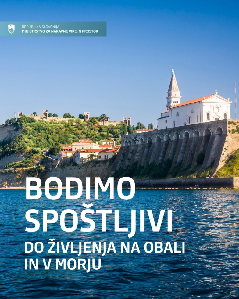 Fotografija cerkve v Piranu z napisom bodimo spoštljivi do življenja na obali in v morju