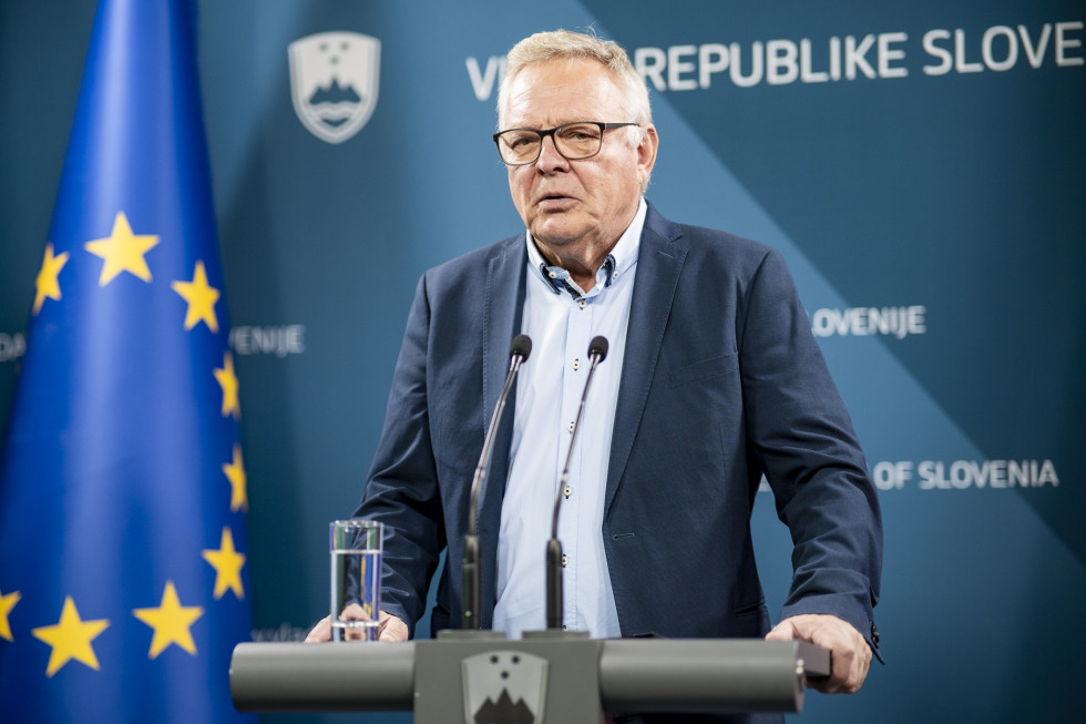 Minister Novak za govornico v novinarskem centru