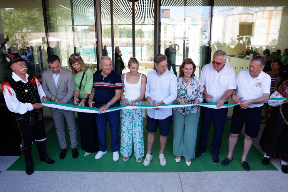 Prerez traku pred glavnim vhodom športno rekreacijskega objekta Vevče 