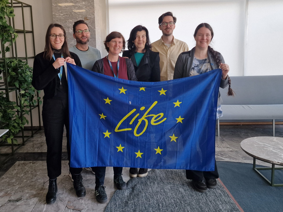 Forografija sodelavcev projekta Life, ki držijo zastavo Life projekta