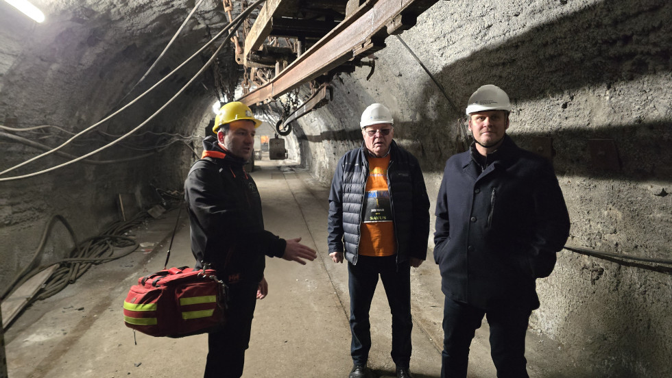 Minister in spremsvo v notranjosti rudnika oziroma rova.