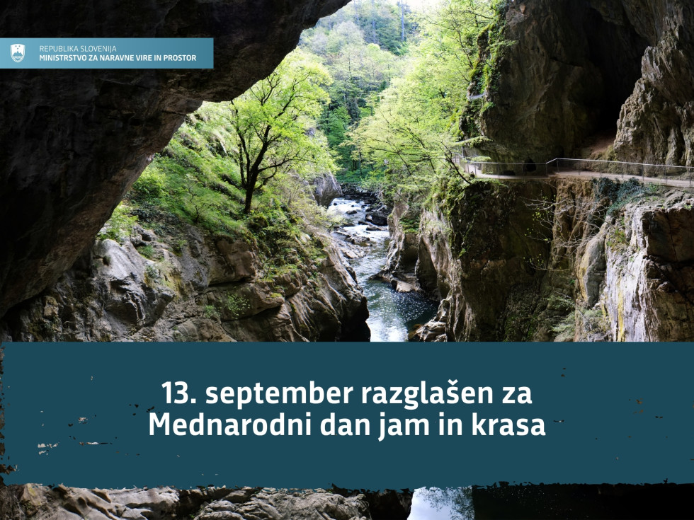 Slika Škocjanskih jam, v ozadju reka in pot ob reki