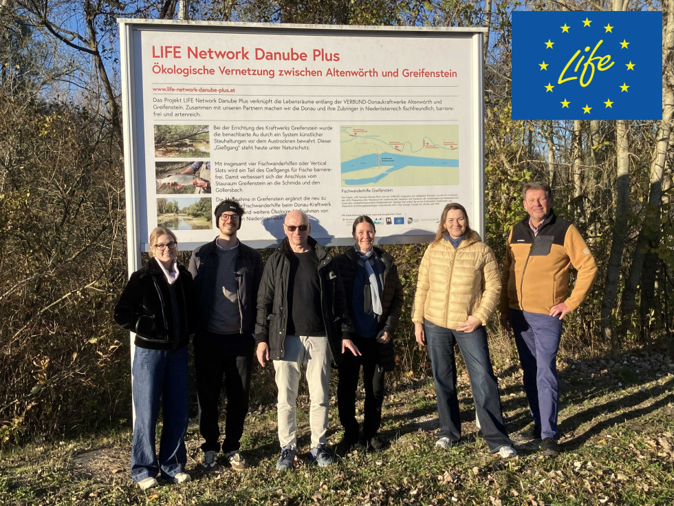 Ekipa projekta z gostitelji v naravi pred tablo, ki označuje LIFE projekt za ribe v Avstriji