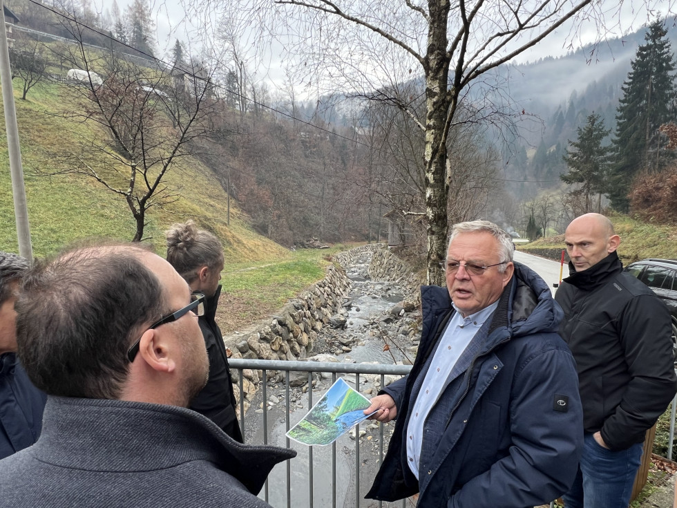 Minister Novak na mostu nad potokom Črna, ob njem sodelavci