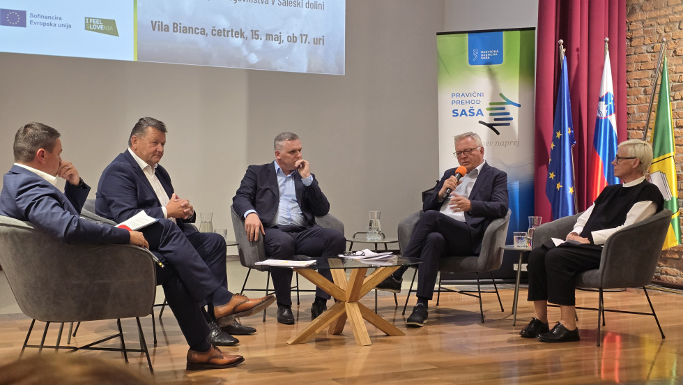 Minister za naravne vire in prostor Jože Novak sedi na podiju okrogle mize o varni prihodnosti rudarstva, ki je  potekala v Velenju.