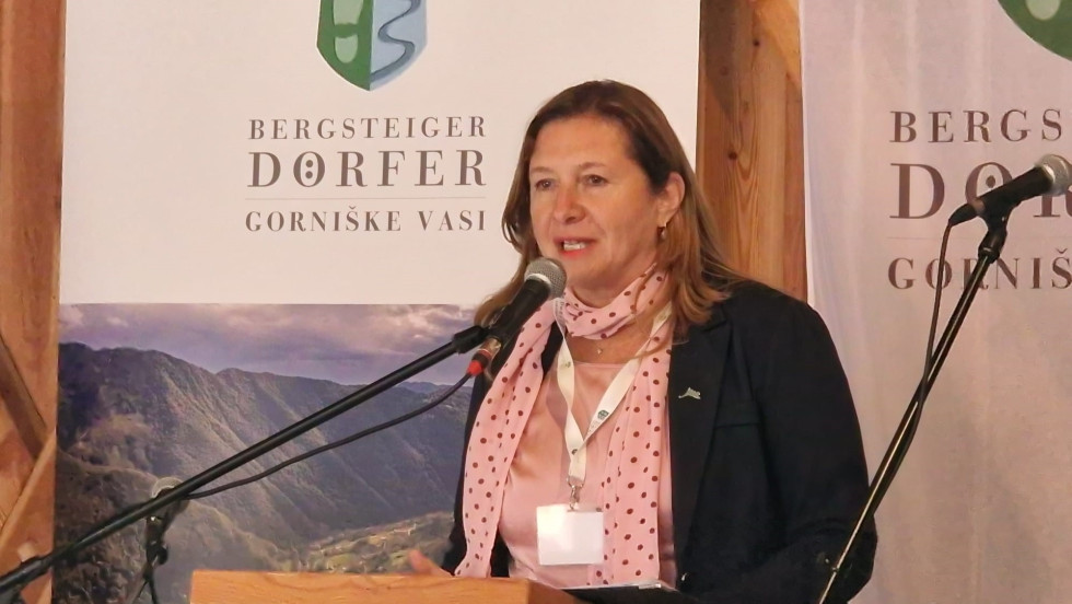 Dr. Nataša Bratina, generalna direktorica Direktorata za prostor in graditev na Ministrstvu za naravne vire in prostor med nagovorom na slovesnosti v Baški grapi