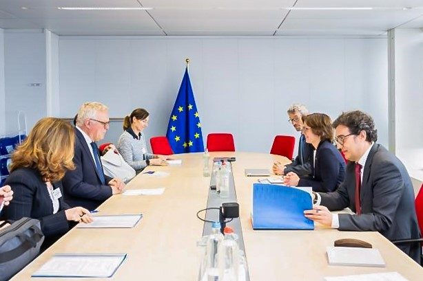 Minister za naravne vire in prostor Jože Novak na bilateralnem srečanju z evropsko komisarko za okolje, vodno odpornost in krožno gospodarstvo Jessiko Roswall.