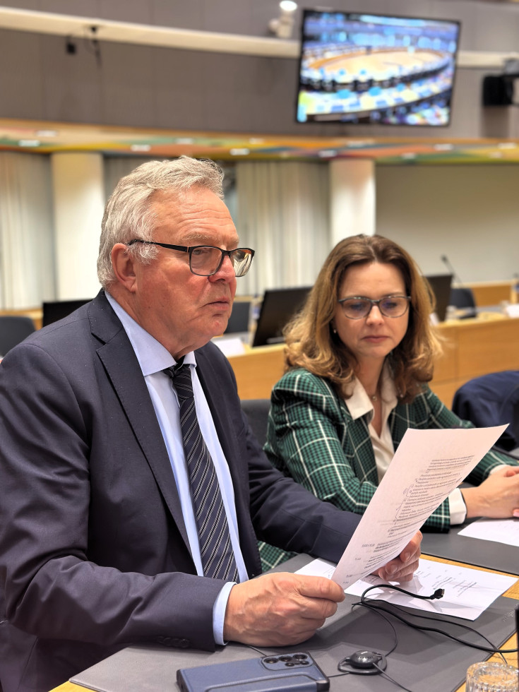 Minister Jože Novak in Maša Kociper, državna sekretarka v Kabinetu predsednika Vlade v sejni dvorani na srečanju Sveta za okolje v Bruslju