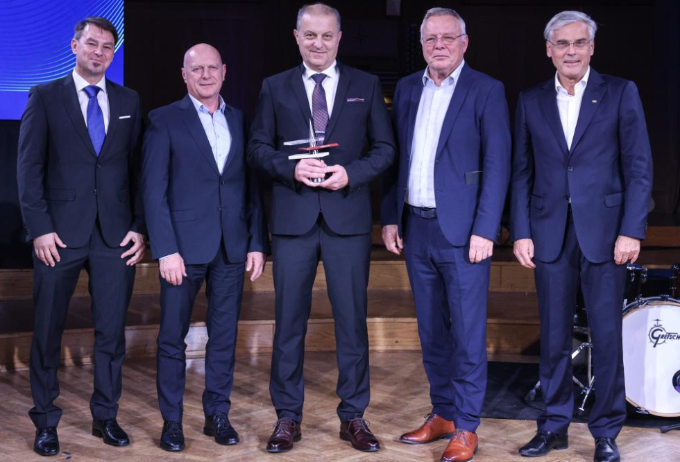 Minister Novak, Črtomir Remec, Matjaž Grilc in Gorazd Humar stojijo na odru.