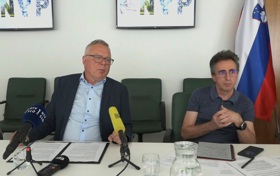 Minister Jože Novak in Saša Galonja vodja sektorja za sistem prostora in graditve na tiskovni konferenci 