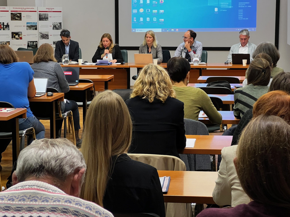 V ospredju sejne sobe sedijo predstavniki ministrstva in predstavljajo koncept zelenih mest