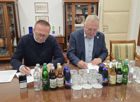 Minister in direktor krajinskega parka v sejni sobi za mizo podpisujeta pogodbo za projekt Povezani