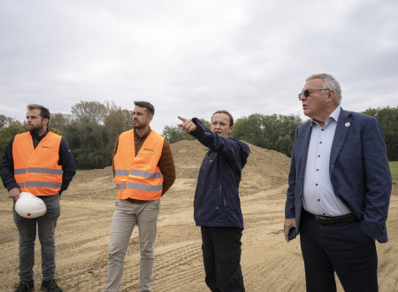 Minister Novak in sodelavci v ospredju, v ozadju gradbena dela na visokovdnem nasipu