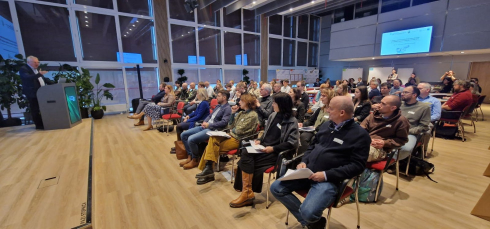 zbrani predstavniki v dvorani - več kot 70 predstavnikov različnih strokovnih in raziskovalnih institucij, ministrstev, šestih regij ter nosilcev ključne državne infrastrukture. 