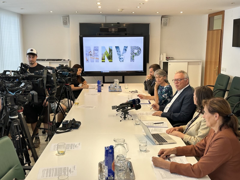 Minister Novak v sejni sobi na novinarski konferencii s prisotnostjo kamer