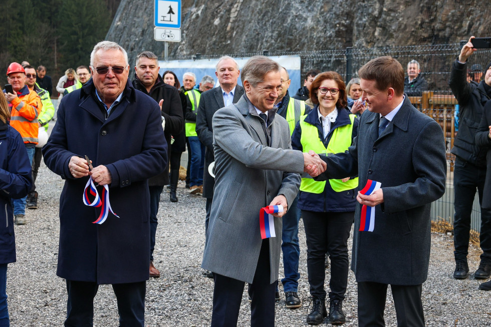 Minister, predsednik vlade in župan si segajo v roko na otvoritvi zadrževalnik Pod Sušo