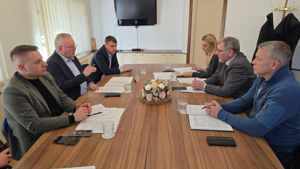 Minister s sogovorniki sedi za mizo