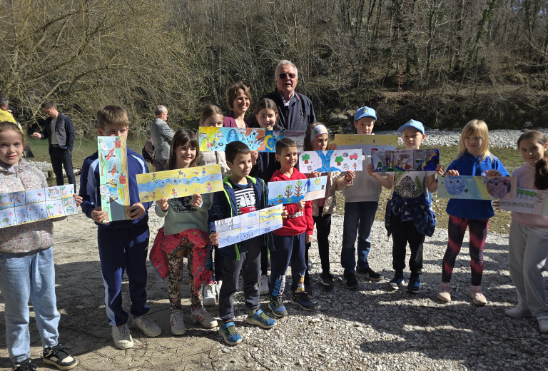 Minister Novak na obisku v Posočju o problematiki odpadkov v rekah in podpori popotresni obnovi