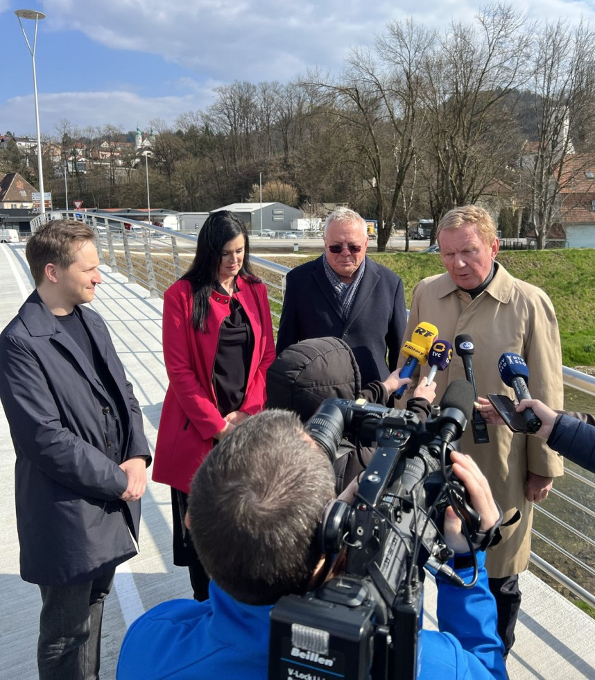 Državni sekretar Gajšek v spremstvu ministra in župana daje izjavo za medije.