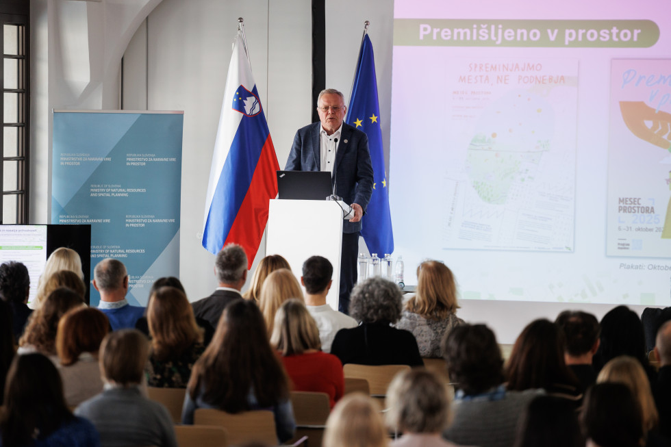 Minsiter Novak na predstavitvi 