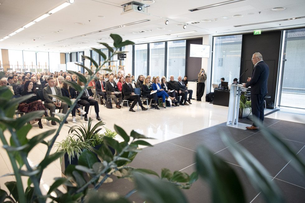 Minister nagovarjana zbrane v dvorani