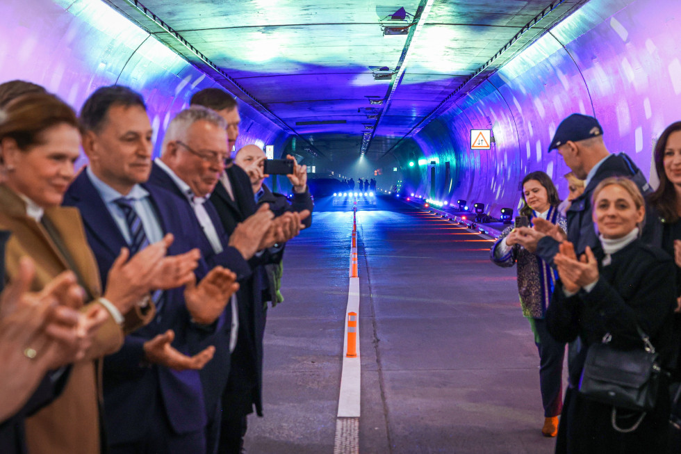 Ministri in ostali povabljeni stojijo v novi cevi predora Karavanke.