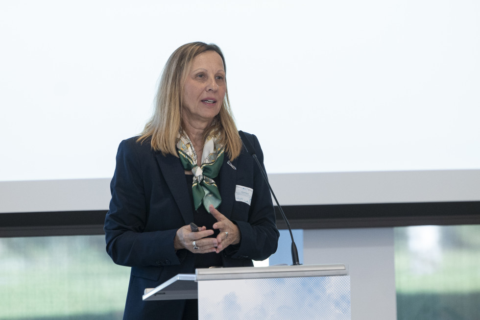 Govorka nagovarja občinstvo z odra