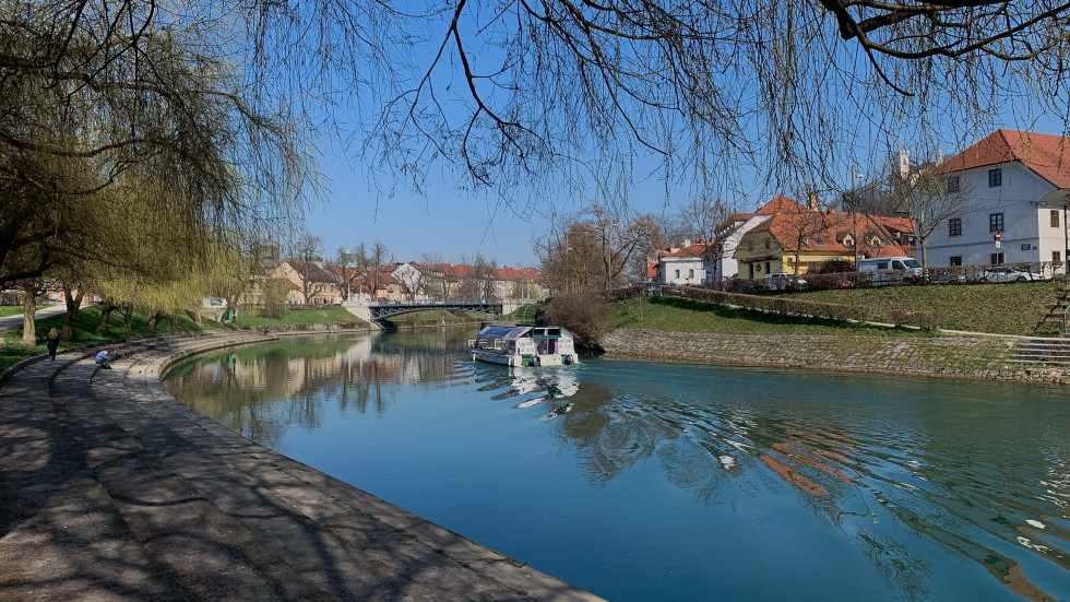 Reka Ljubljanica v ozadju se vidi Lj.Grad in barcica