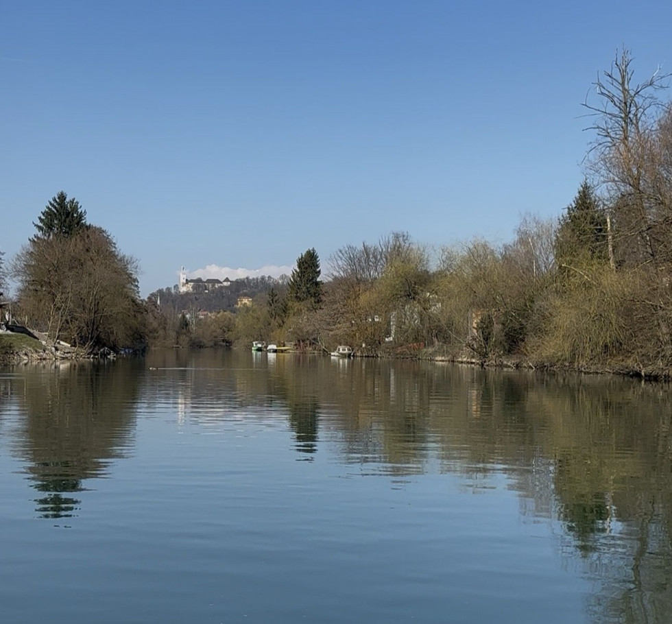 Ljubljanica in obrežje, v ozadju se vidi ljubljanski grad.