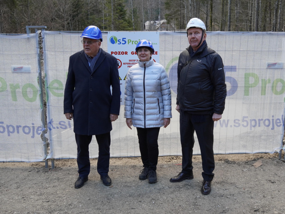 državni, županja in minister stojijo pred gradbiščem 