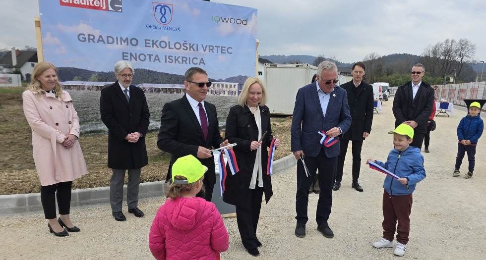 Minister in župan držita v roki dele traku, ki sta ga prerezala