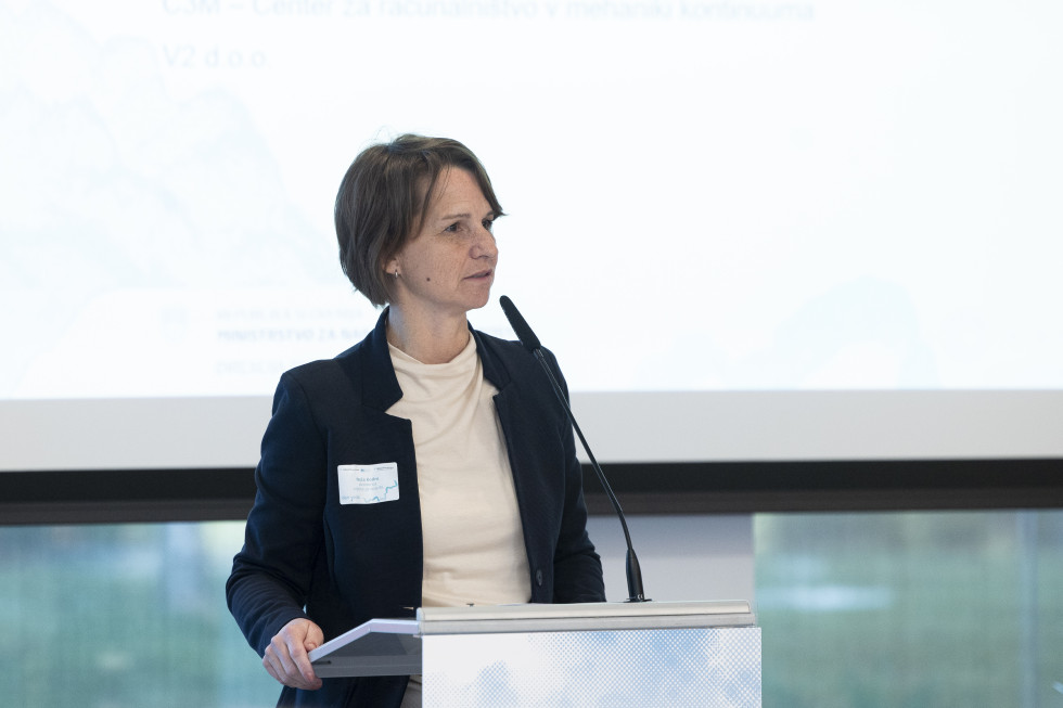 Govorka nagovarja občinstvo z odra