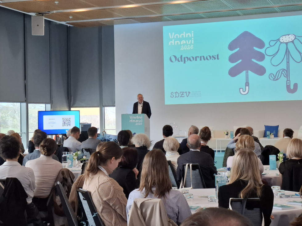 Minister za govornico nagovarja občinstvo