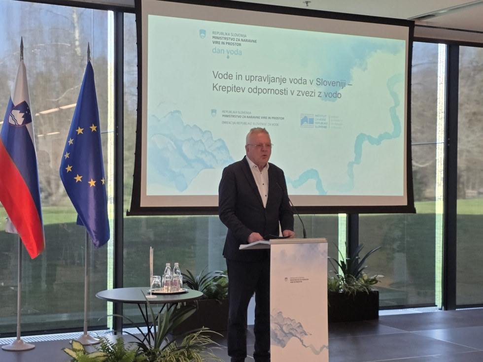 Minister z odra nagovarja zbrane