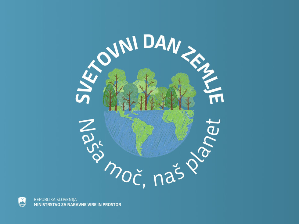 Plakat za svetovni dan Zemlje z ilustracijo planeta in dreves ter sloganom »Naša moč, naš planet«.