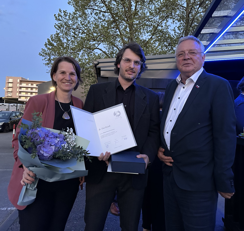 Mag. Neža Kodre, direktorica IzVRS, nagrajenec dr. Tine Bizjak in minister Jože Novak pred vhodom prireditve
