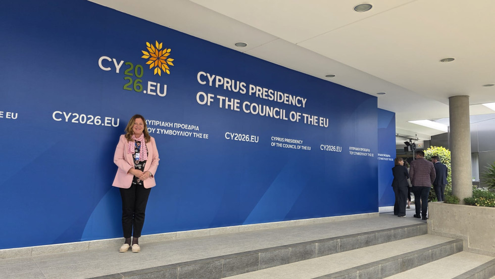 GD Direktorata za prostor in graditev dr. Nataša Bratina  pred panojem 