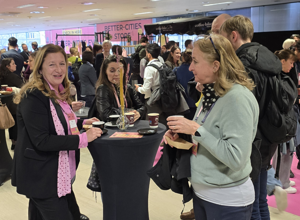 Predstavniki ministrstva in obiskovalci dogodka stojijo ob predstavitvenih stojnicah