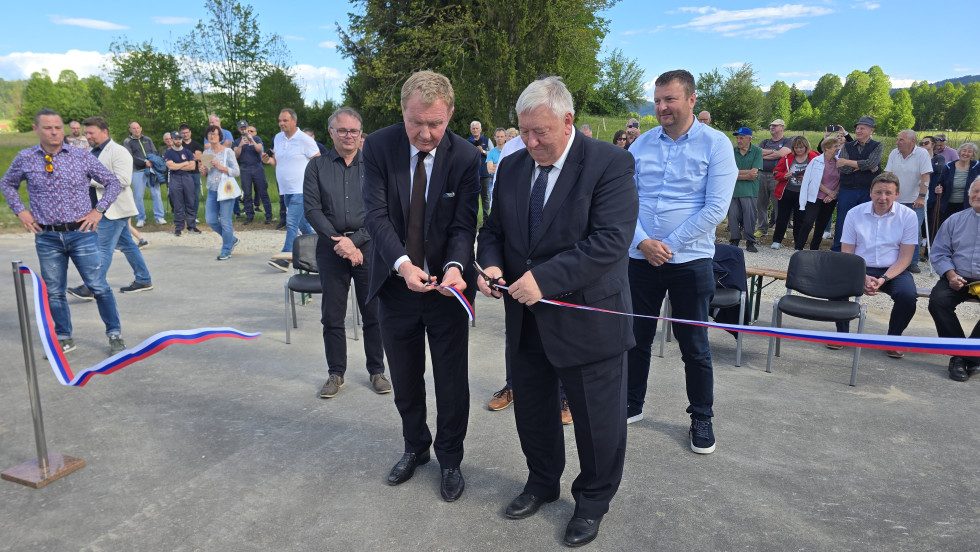Državni sekretar na Ministrstvu za naravne vire in prostor mag. Miran Gajšek in župan Občine Logatec Berto Menard režeta trak ob otvoritvi
